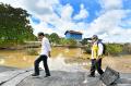 Presiden Jokowi Tinjau Geobag dan Geotub Penahan Banjir di Sintang
