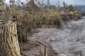 Demi Konten Sosial, Wisatawan Nekat Dekati Jalur Aliran Lahar Erupsi Semeru
