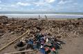 Sampah Berserakan di Pantai Berawa Bali
