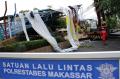 Papan Reklame Roboh Akibat Angin Kencang di Makassar