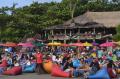 Libur Natal, Wisatawan Padati Pantai Double Six di Seminyak Bali