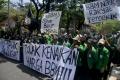Aksi Tolak Kenaikan Harga BBM Memanas, Mahasiswa UIN Makassar Bakar Ban Bekas