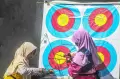Geliat Atlet Pemanah Cilik Berlatih Tembak Target di Stadion Rawa Badak