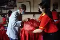 Jelang Imlek, Warga Tionghoa Berbagi Angpao dan Sembako ke Lansia di Semarang