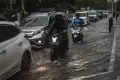 Drainase Tak Berfungsi, Banjir Rendam Jalan Cikini Raya