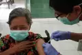 Ragam Ekspresi Opa Oma saat Disuntik Vaksin Booster di Panti Werda Elim Semarang