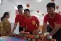 Jaga Tradisi Imlek, SD Kuncup Melati Semarang Bagi-bagi Kue Keranjang