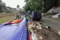 Jalan Ambles di Jalan Inspeksi Kali Ciliwung Mulai Diperbaiki