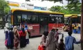 Antusiasme Warga Naik Teman Bus di Makassar