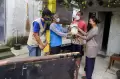 MNC Peduli Berikan Bantuan Beras ke Warga Prasejahtera di Bantaran Sungai Ciliwung
