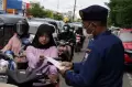 Petugas Damkar Gelar Kampanye Disiplin Prokes di Makassar