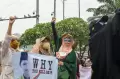 Aksi Emak-emak Selamatkan Indonesia di Depan Gedung DPR