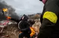 Siap Berperang untuk Negaranya, Warga Sipil Ukraina Berlatih Melempar Bom Molotov