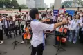 Serukan Perdamaian Lewat Musik, Addie MS Gelar Aksi di Depan Kedubes Rusia