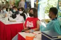 Vaksinasi Booster Dapat Minyak Goreng di Pasar Induk Kramat Jati