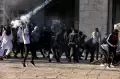 Yerusalem Memanas, Polisi Israel Todongkan Senjata ke Warga Palestina  di Masjid Al-Aqsa