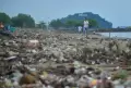Sampah Berserakan di Pantai Padang