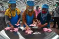 Potret Bahagia Pekerja PT Djarum Saat Asyik Menghitung Uang THR di Pabrik