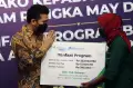 Sambut May Day, BPJamsostek Serahkan Sembako dan Manfaat Jaminan Sosial untuk Pekerja Jawa Timur