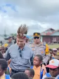Kepala Operasi Damai Cartenz Salurkan Bantuan Sosial dari Yayasan Budha Tzu Chi untuk Anak-anak Sekolah di Pegunungan Bintang Papua