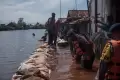 Petugas Gabungan dan Warga Berjibaku Bangun Tanggul Darurat Sungai Meduri Pekalongan yang Jebol