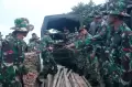 Puluhan Prajurit Banteng Raider Bantu Evakuasi dan Perbaiki Tanggul Jebol di Tanjung Emas