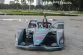Aksi Pembalap Asal Belanda Keturunan Indonesia Nyck De Vries Jajal Tenaga Mesin Mobil Formula E di Monas