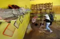 Siswa dan Guru Gotong Royong Bersihkan Sekolah Pascabanjir