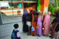 Hari Pertama Masuk Sekolah, Emak-emak di Makassar Kompak Berdiri di depan Pintu Kelas
