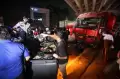 Petugas Gabungan Evakuasi Kendaraan dan Korban Kecelakaan Maut di Cibubur