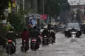 Banjir Melanda Perempatan Mampang di Depok