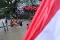Serunya Lomba Pukul Bantal di Sungai Tello Makassar