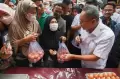 Mendag Zulhas Traktir Emak-emak Telur Ayam di Pasar Murah