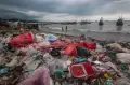 Sampah Limbah Rumah Tangga Menumpuk di Pesisir Pantai Labuan Pandeglang