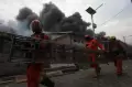 Kebakaran Gudang Lampu di Surabaya, 24 Kendaraan Damkar Dikerahkan
