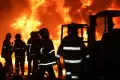 Kebakaran Hebat Landa Pabrik Karet Ngagel Surabaya Wira Jatim