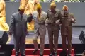 Jokowi dan Prabowo Kompak Tuntun Try Sutrisno dan Ketum Legiun Veteran di Balai Sarbini