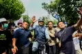 Senyum Anies Baswedan Saat Disambut Ribuan Warga di Balai Kota Jakarta