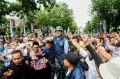 Senyum Anies Baswedan Saat Disambut Ribuan Warga di Balai Kota Jakarta