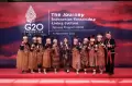 Dampingi Ibu Negara di Spouse Program KTT G20, Wamenparekraf Angela Tanoesoedibjo Kenakan Tenun Khas Bali