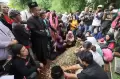 Tangis Keluarga Iringi Pemakaman Ki Joko Bodo