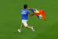 Kibarkan Bendera LGBT, Suporter Ini Nekat Masuk ke Lapangan di Laga Portugal vs Uruguay