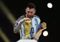 Begini Momen Lionel Messi Cium Trofi Piala Dunia