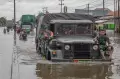 Petugas Gabungan Evakuasi Warga yang Terisolir Banjir Semarang