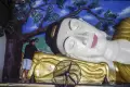 Jelang Imlek, Patung Buddha Tidur Mulai Dibersihkan