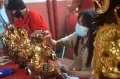 Tradisi Bersih-Bersih Patung Dewa Dewi Jelang Imlek di Pecinan Semarang