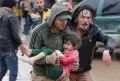 Potret Pilu Anak-anak Korban Gempa Suriah Saat Dievakuasi
