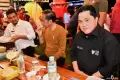 Momen Erick Thohir Makan Durian Bareng Jokowi di Medan