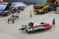 Kesibukan Kru Tim Peserta Menyiapkan Kendaraan F1 PowerBoat
