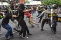 Demo Tolak Pengesahan UU Cipta Kerja, Mahasiswa Lempar Tikus ke Polisi